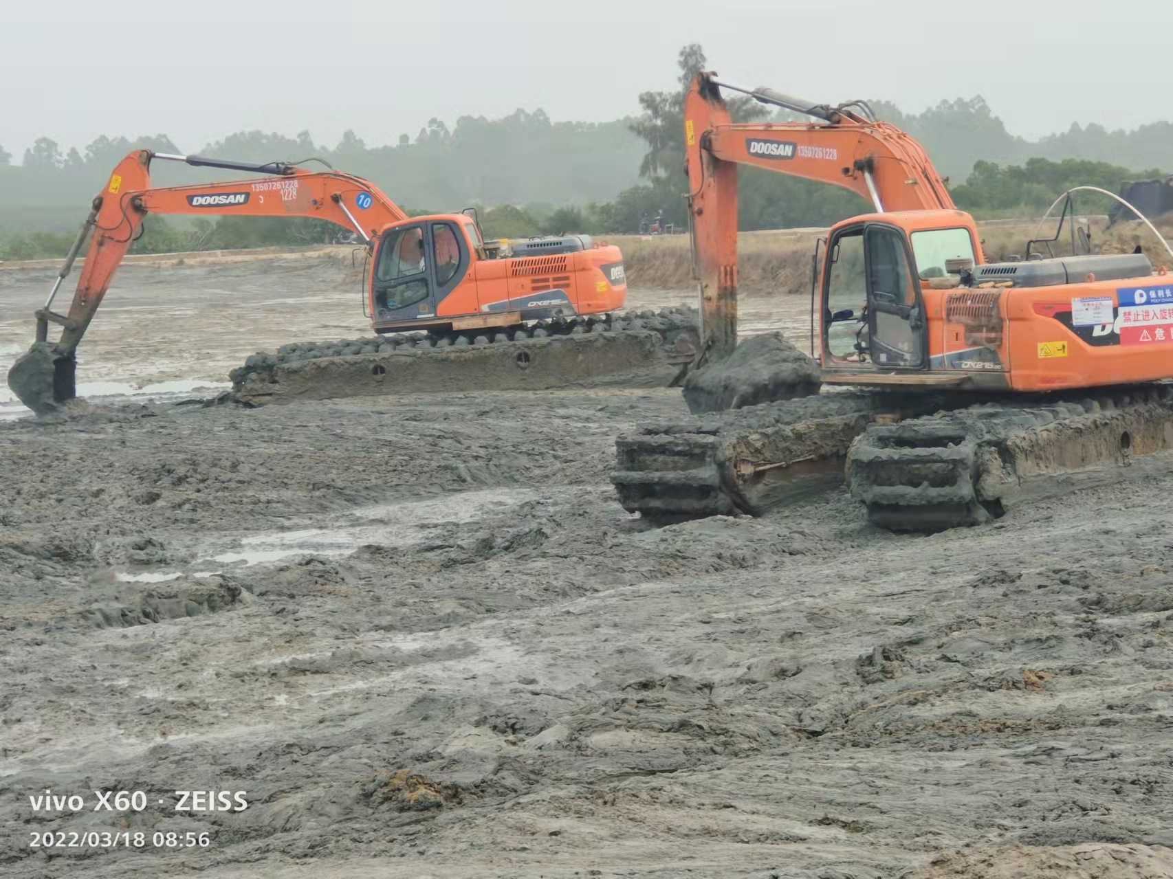 《衢州》该地附近湿地沼泽地挖掘机租赁高清图