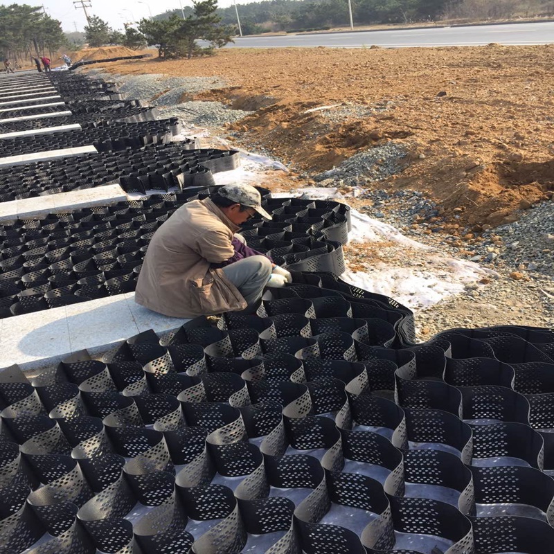 资讯：南京优选5公分网孔煤矿井下用双向拉伸塑料网假顶施工方案